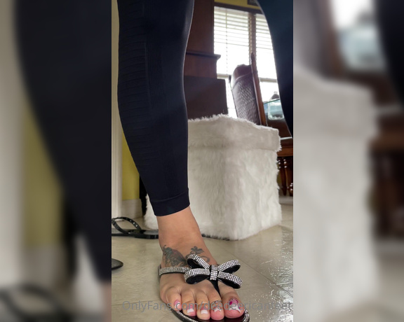 DeeDee aka Deedeericanfeet OnlyFans - As requested!!!!! More shoe play but in these black Tory’s and black sparkly flips !