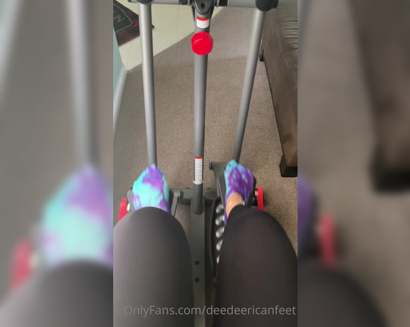 DeeDee aka Deedeericanfeet OnlyFans - I have really bad knees guys so I’m trying to strengthen! I also did leg workouts earlier !