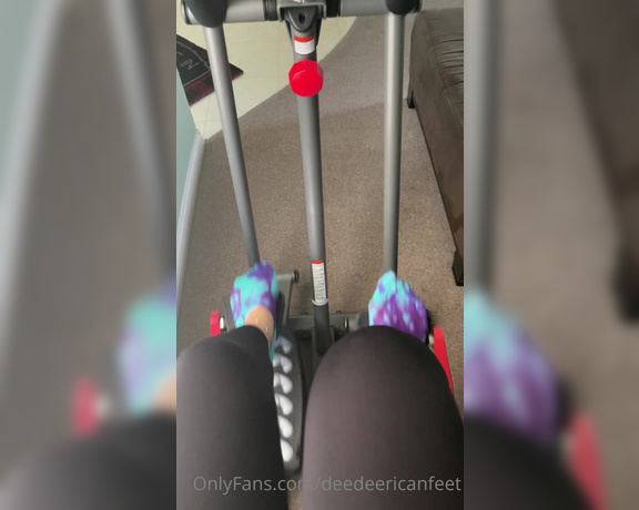 DeeDee aka Deedeericanfeet OnlyFans - I have really bad knees guys so I’m trying to strengthen! I also did leg workouts earlier !