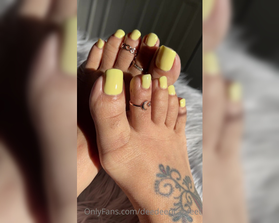 DeeDee aka Deedeericanfeet OnlyFans - Gm!!!!! My new lovely pedi mani color !!!!