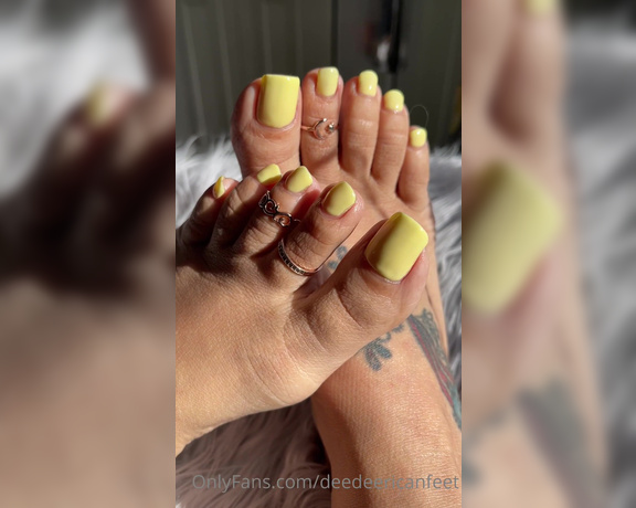 DeeDee aka Deedeericanfeet OnlyFans - Gm!!!!! My new lovely pedi mani color !!!!