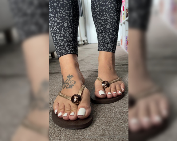 DeeDee aka Deedeericanfeet OnlyFans - Gm!!!! Havaianas !!!!