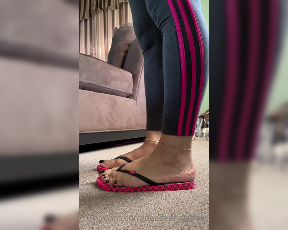 DeeDee aka Deedeericanfeet OnlyFans - As requested! More flip flops ! I forgot to post this one when I had the black polish on !