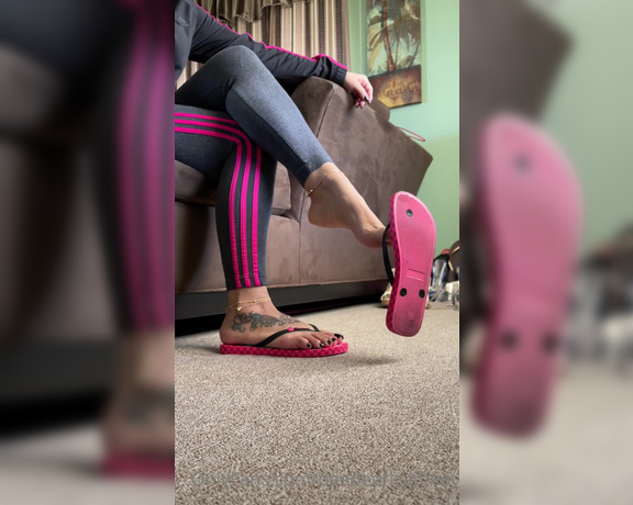 DeeDee aka Deedeericanfeet OnlyFans - As requested! More flip flops ! I forgot to post this one when I had the black polish on !