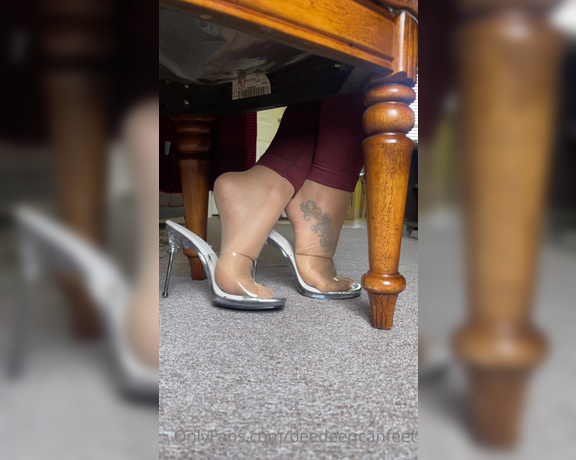 DeeDee aka Deedeericanfeet OnlyFans - As requested!!! Nylons and heels tease under the chair ! If u wanna view my new mani pedi view