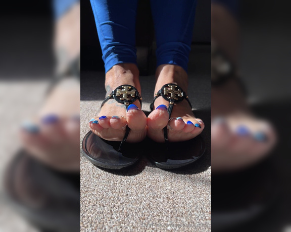 DeeDee aka Deedeericanfeet OnlyFans - And here’s quick clip on my new pedi in these Tory sandals !!!!