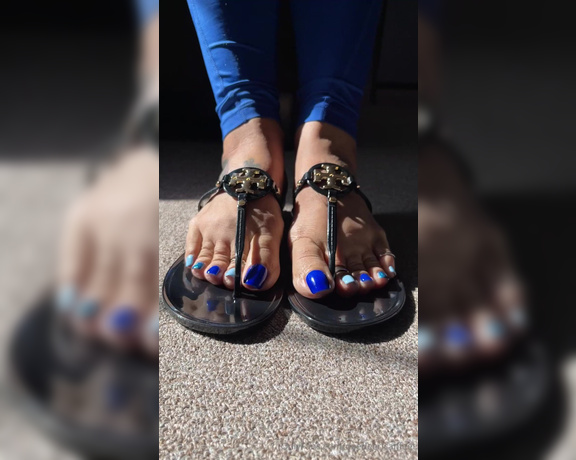 DeeDee aka Deedeericanfeet OnlyFans - And here’s quick clip on my new pedi in these Tory sandals !!!!