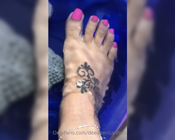 DeeDee aka Deedeericanfeet OnlyFans - Just a vid I did when I had the pink toes ! Just somthing I do somtimes to relax my feet I soak