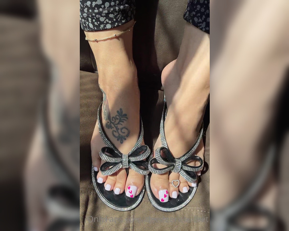 DeeDee aka Deedeericanfeet OnlyFans - As requested! In this vday old pedi ! Some closeups!