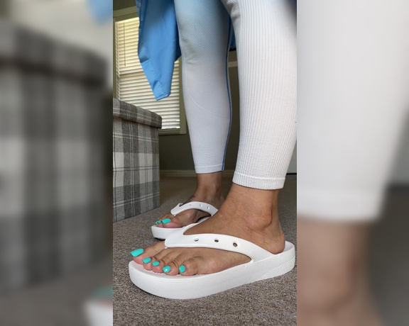 DeeDee aka Deedeericanfeet OnlyFans - Gm!! This is a lost vid requested ! Wit my old pedi wit my white crocs !