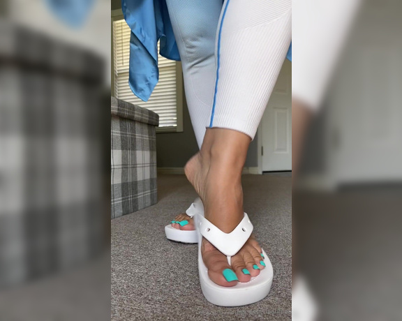 DeeDee aka Deedeericanfeet OnlyFans - Gm!! This is a lost vid requested ! Wit my old pedi wit my white crocs !