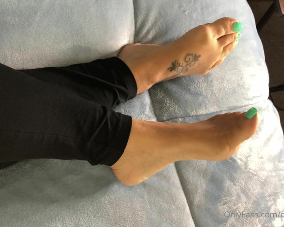 DeeDee aka Deedeericanfeet OnlyFans - Showing off my arches wit legs crossed from up above as requested !