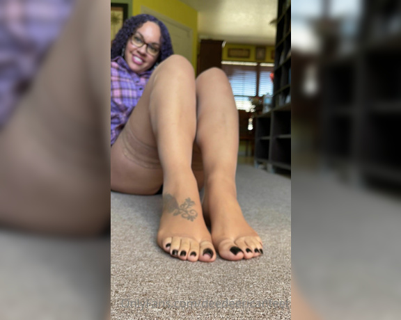 DeeDee aka Deedeericanfeet OnlyFans - Good moaning !! These open toe nylons thou !!!