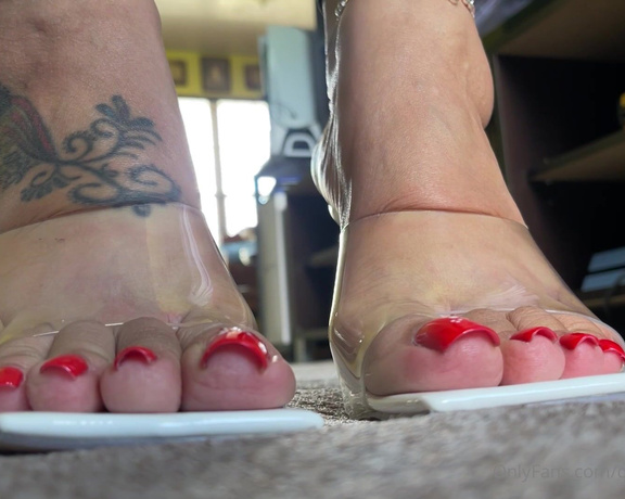 DeeDee aka Deedeericanfeet OnlyFans - Hi there !!! Just a clip In these new sexy heels and red toes !