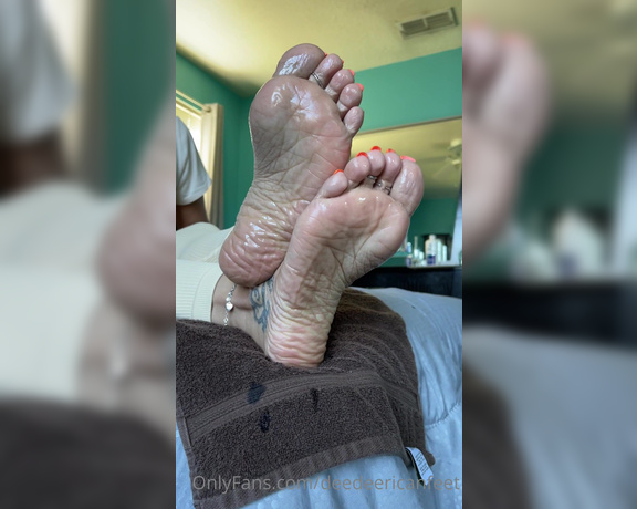 DeeDee aka Deedeericanfeet OnlyFans - Side views of my oily soles !