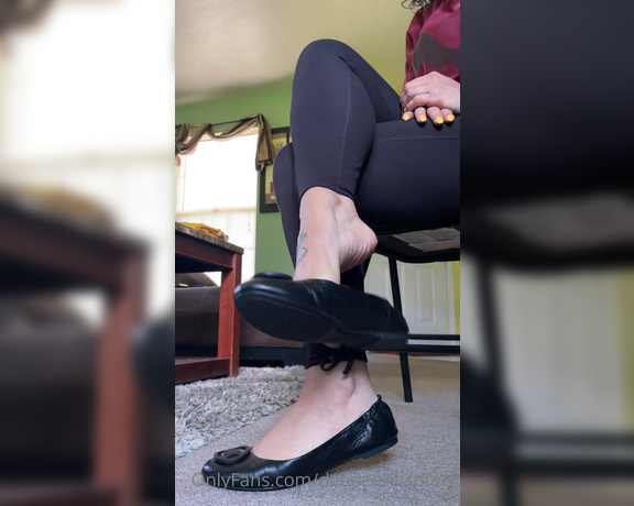 DeeDee aka Deedeericanfeet OnlyFans - Hiyaaaaaallll!! As requested! My black flats shoe play !