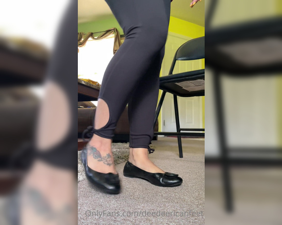 DeeDee aka Deedeericanfeet OnlyFans - Hiyaaaaaallll!! As requested! My black flats shoe play !