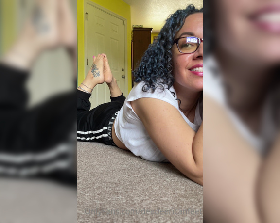 DeeDee aka Deedeericanfeet OnlyFans - As requested! In the pose and rubbing soles together !!