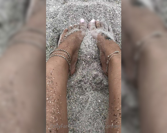 DeeDee aka Deedeericanfeet OnlyFans - Just thought I’d share my sandy oily toes at the beach plz show love thanks my dears !