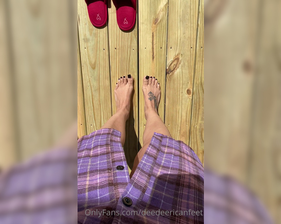 DeeDee aka Deedeericanfeet OnlyFans - New wood floor on my porch YAYYYYYYYYY!!! Just wanted to share that wit u and some cute bare feet