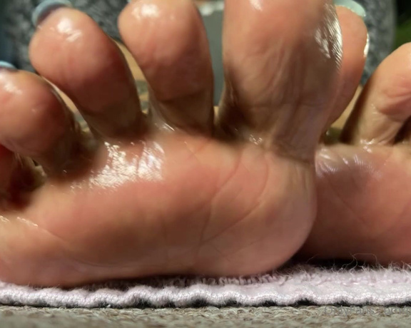 DeeDee aka Deedeericanfeet OnlyFans - Hi there ! As requested!! Closeups of these pretty blue oily toenails in wide angle view !