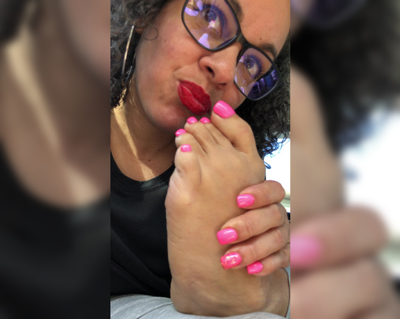 DeeDee aka Deedeericanfeet OnlyFans - Gm!!!!  Selfworship wit my new pink toes ! Enjoy guys !