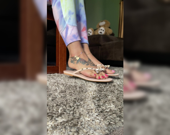 DeeDee aka Deedeericanfeet OnlyFans - As requested!!! Studded Sandals play in anklets and old pedi !