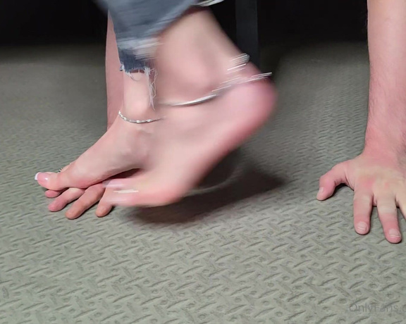 Sexy Lenas diary aka Lenasdiary OnlyFans - (592154340) Barefeet Hand Trampling