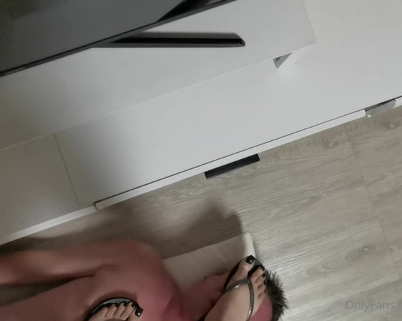 Sexy Lenas diary aka Lenasdiary OnlyFans - (521893252) Trampling in Flip Flops