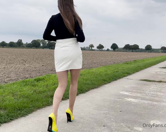 Sexy Lenas diary aka Lenasdiary OnlyFans - (196550134) Walking in Heels