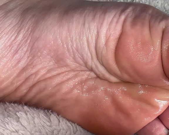 Cami aka Camicutesoles OnlyFans - Close up of my oiled up soles & toes what would you do to them