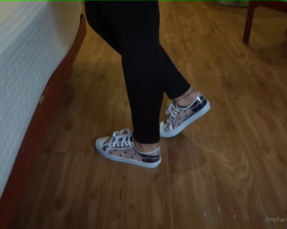 Erin aka Thegoddesserin OnlyFans - Taking off my gym shoes and socks, you won’t resist the temptation to cum with the second clip s 1