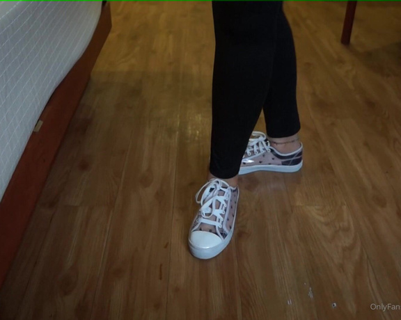 Erin aka Thegoddesserin OnlyFans - Taking off my gym shoes and socks, you won’t resist the temptation to cum with the second clip s 1