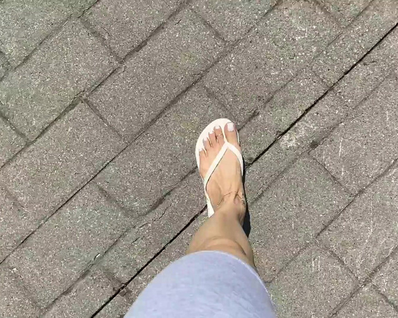 Linda Boo aka Lindabooxo OnlyFans - White flip flops and white toes