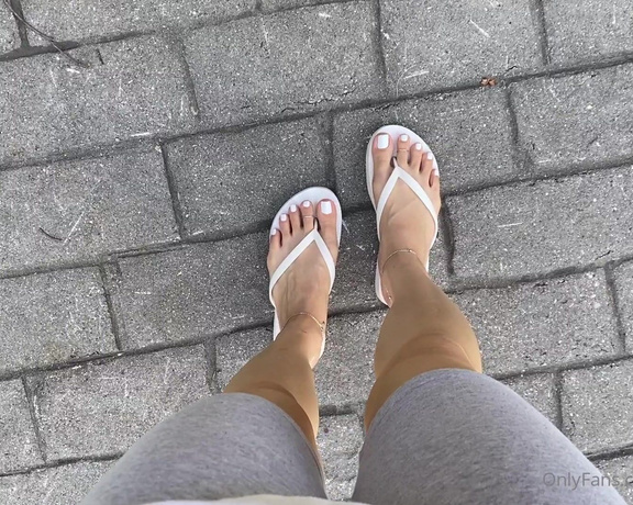 Linda Boo aka Lindabooxo OnlyFans - White flip flops and white toes