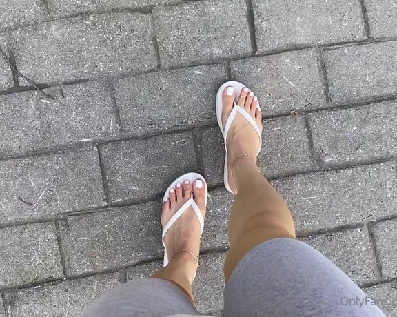 Linda Boo aka Lindabooxo OnlyFans - White flip flops and white toes