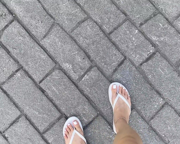 Linda Boo aka Lindabooxo OnlyFans - White flip flops and white toes