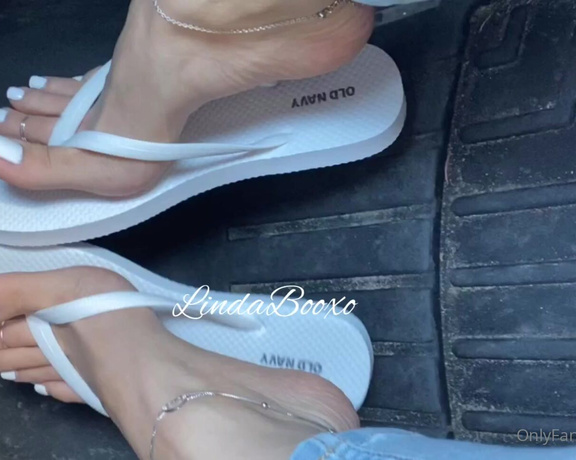 Linda Boo aka Lindabooxo OnlyFans - White toes & white flip flops do you guys like flip flops