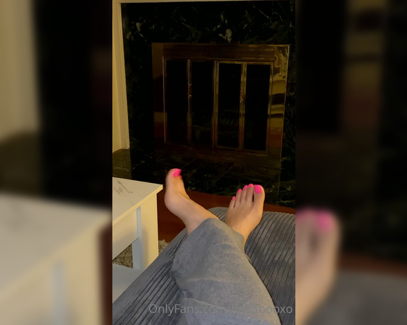 Linda Boo aka Lindabooxo OnlyFans - Movie nightt for me Just wanted to share some toe wiggles with you guys ps OMG I forgot to f 1