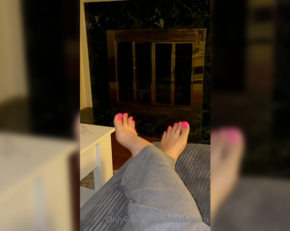 Linda Boo aka Lindabooxo OnlyFans - Movie nightt for me Just wanted to share some toe wiggles with you guys ps OMG I forgot to f 1