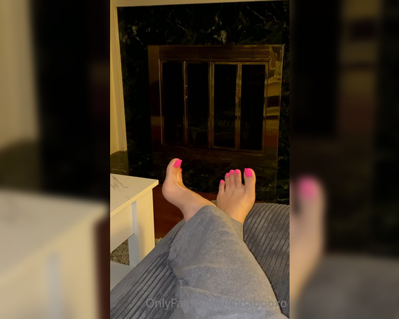 Linda Boo aka Lindabooxo OnlyFans - Movie nightt for me Just wanted to share some toe wiggles with you guys ps OMG I forgot to f 1