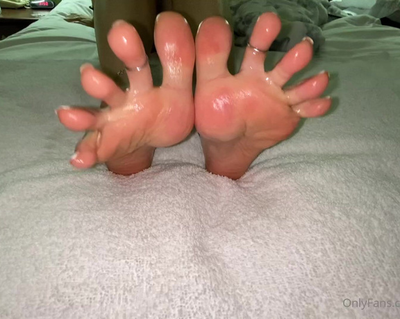 Linda Boo aka Lindabooxo OnlyFans - Pretty feet all oiled up & ready part 1&2 Check your DM for full 3 min~ 1