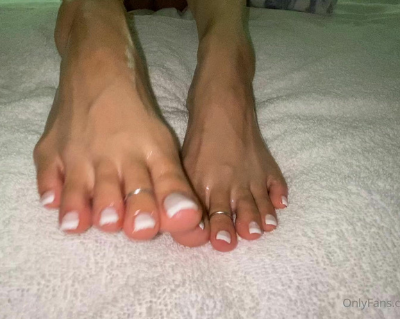 Linda Boo aka Lindabooxo OnlyFans - Pretty feet all oiled up & ready part 1&2 Check your DM for full 3 min~ 1