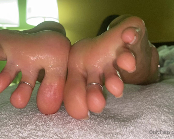 Linda Boo aka Lindabooxo OnlyFans - Pretty feet all oiled up & ready part 1&2 Check your DM for full 3 min~ 2