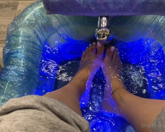 Linda Boo aka Lindabooxo OnlyFans - Love soaking my feet in hot water I got RED !!! 1