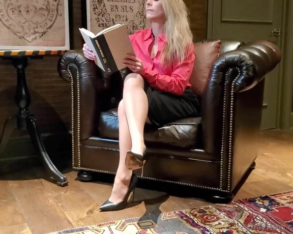 Claire Irons aka Claireirons OnlyFans - The sophisticated tease can be very sexy in the middle of a work day Do you wish I was your secreta