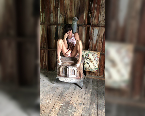 lilmizzunique aka Lilmizzunique OnlyFans - Short clip of a past shoot on an old fashion stove toast’n up my rump over here, lol