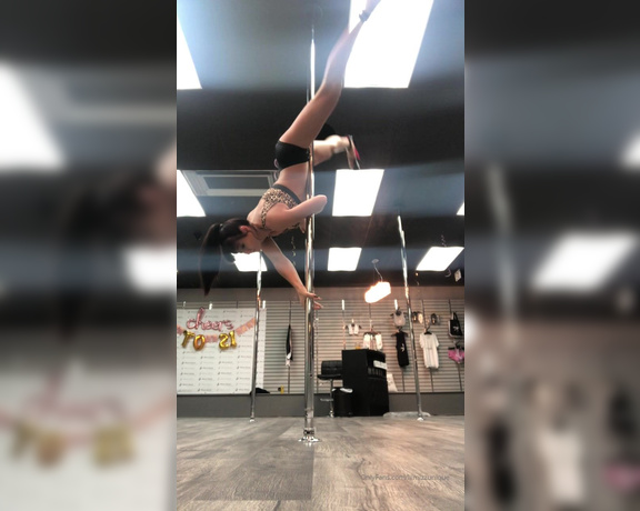 lilmizzunique aka Lilmizzunique OnlyFans - My full pole dancing video since ig only allows me to post 1 minute