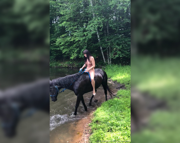 lilmizzunique aka Lilmizzunique OnlyFans - Horsing around