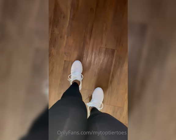 MyTopTierToes aka Mytoptiertoes OnlyFans - Gym shoe removal